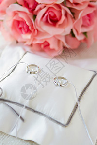 结婚戒指和戒指枕图片