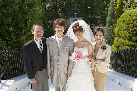 一家人在婚礼的家庭照片图片