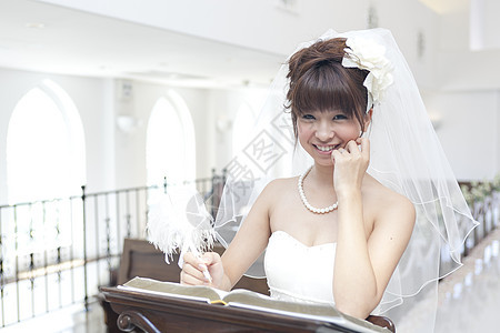 教堂签署誓言的新娘图片