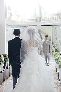 步入礼堂的新娘和父亲背影图片