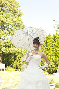 户外撑伞的幸福新娘图片