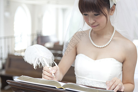 礼堂里签署誓言的新娘图片