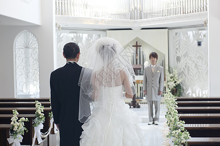 教堂里举办婚礼的新娘和新郎图片
