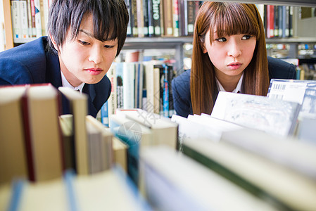 寻找书的高中学生在图书馆里图片