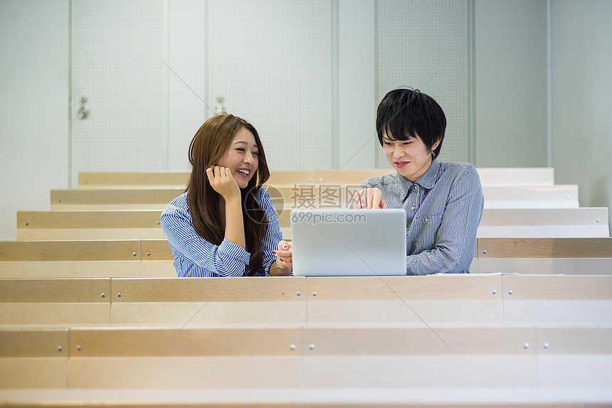 大学生在阶梯教室使用电脑图片