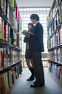 自学阅览室沉思高中学生在图书馆学习背景图片