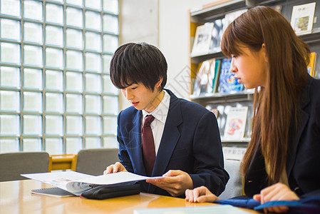 高中学生在图书馆图片