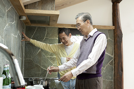 父子俩在厨房图片