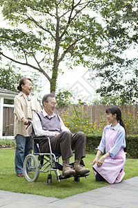 护工照顾轮椅上的老人图片
