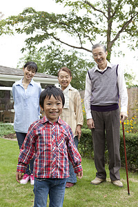 家庭后院里散步的祖孙三代图片