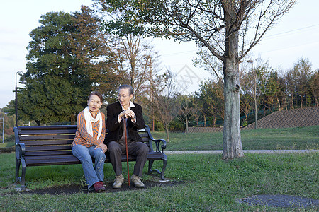 公园户外散步休息的老年夫妻图片