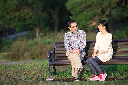 日本灯会公园长椅上聊天的父女俩背景