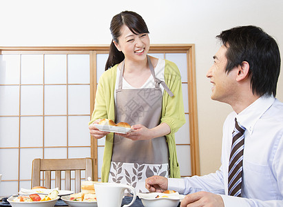 居家烹饪美食给丈夫的家庭主妇图片