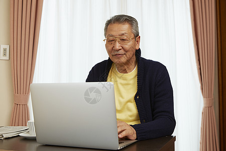 老年人居家使用电脑图片