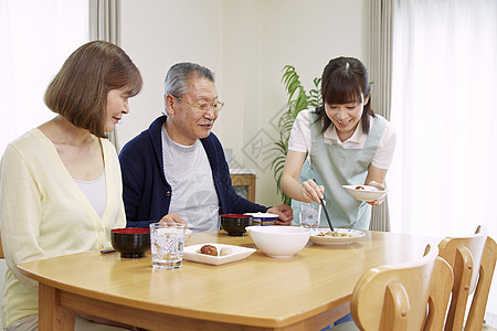 护工在照顾老人吃饭图片