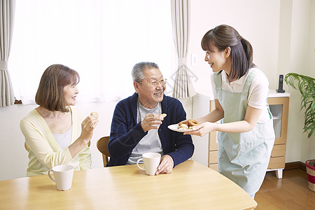 女性护工照顾老年人饮食图片
