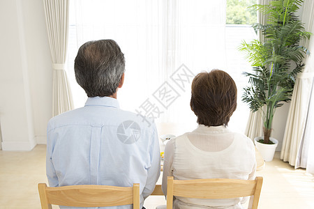 中年夫妇坐在椅子上的背影形象图片