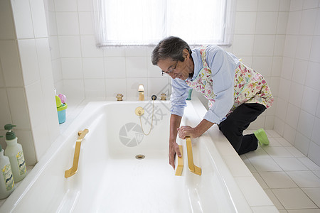 老年男性打扫浴室欢快高清图片素材