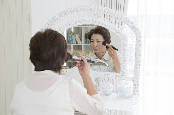 老年女性镜子前化妆图片