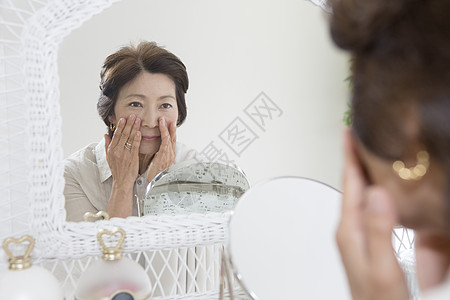 老年女性镜子前查看皱纹图片