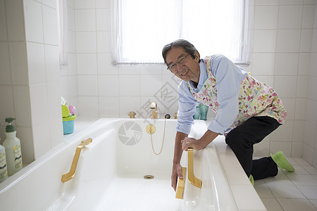 中年男性在清洗浴缸热情高清图片素材