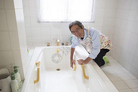 中年男性在清洗浴缸欢快高清图片素材
