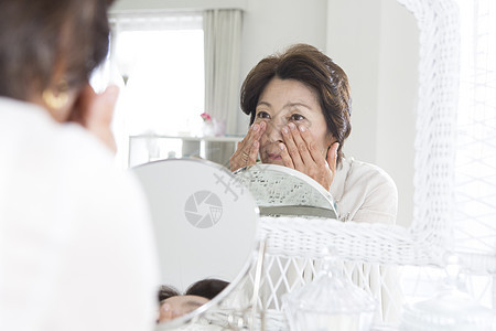 中年女性在照镜子化妆图片