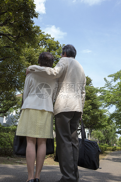 中年夫妇在户外旅行图片