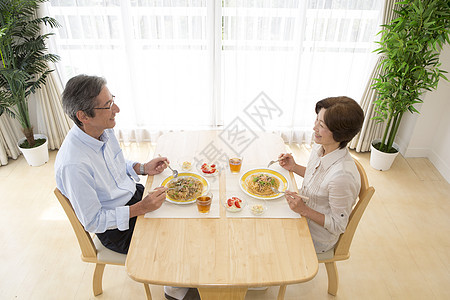 老年夫妻居家吃饭图片