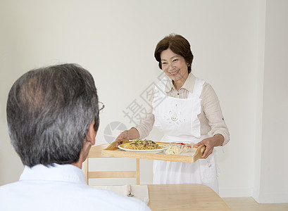 生机勃勃盘微笑资深夫妇餐桌图象图片