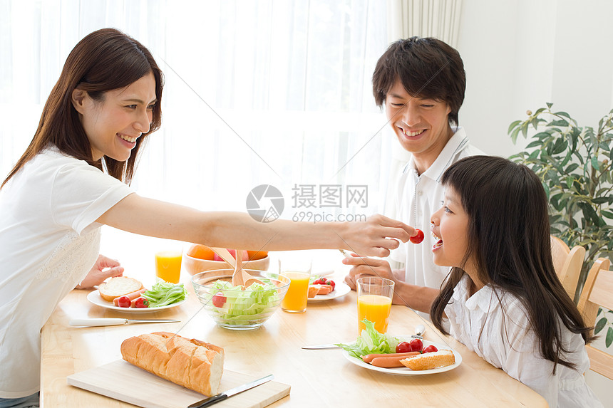 一起用餐的家人图片