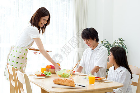 家人一起用餐图片