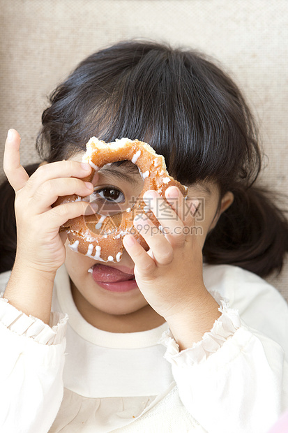 吃甜甜圈的孩子图片