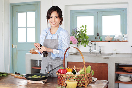 厨房里幸福的女人烹饪美食图片