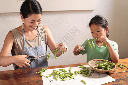 和母亲一起剪毛豆的女儿图片