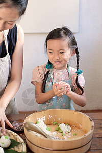 父母和孩子一起制作饭团图片