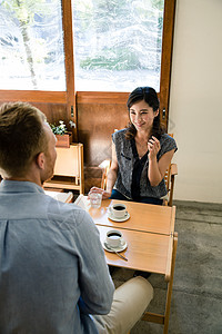 咖啡店聊天的异国情侣图片
