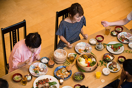 家庭聚餐吃饭图片