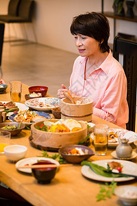 家庭聚餐吃饭图片