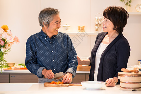 厨房烹饪料理的老年夫妻图片