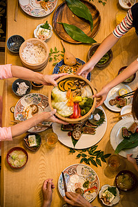 家庭聚餐吃饭俯视图高清图片