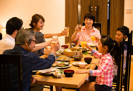 家庭聚餐吃饭干杯图片
