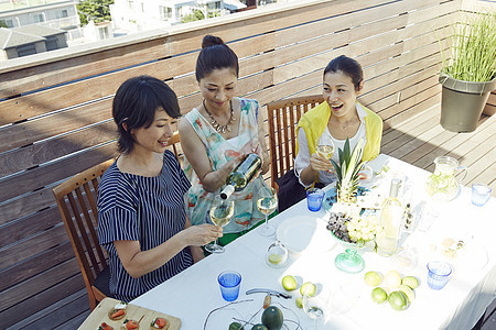 女人们的花园聚会干杯图片