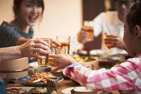 餐桌食物家庭聚会上干杯的亲人背景