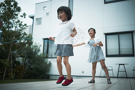 玩跳绳的孩子小姑娘家族小孩家人在家里度过背景