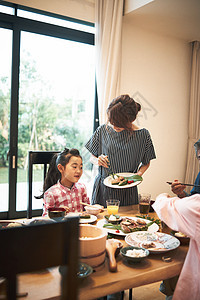 给家人准备食物的母亲图片