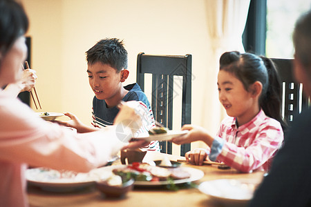 孩子吃饭家庭用餐的小孩背景