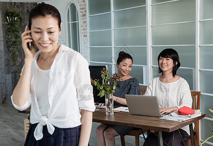 办公室里打电话办公的妇女图片