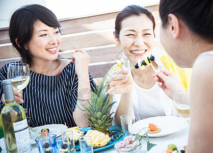 花园聚会上享用美食的妇女图片