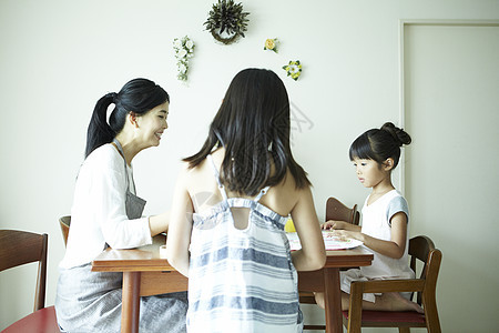 居家吃饭的母女图片